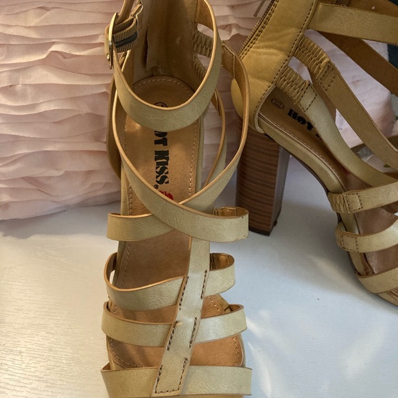 Hot Kiss wedged heel sandals. - Picture 3 of 5